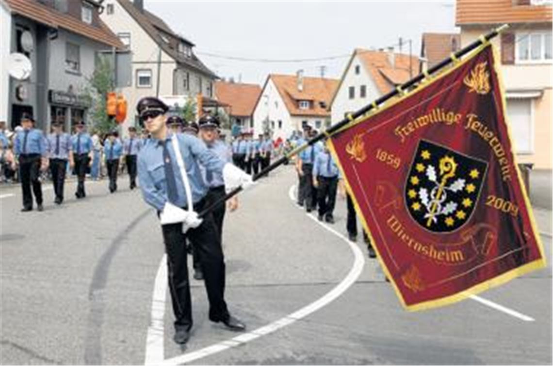 25 Feuerwehren aus dem Enzkreis und den Nachbarkreisen nehmen am Kreisfeuerwehrtag in Heimsheim teil. Unser Bild zeigt die Gesamtfeuerwehr Wiernsheim.
Foto: Tilo Keller