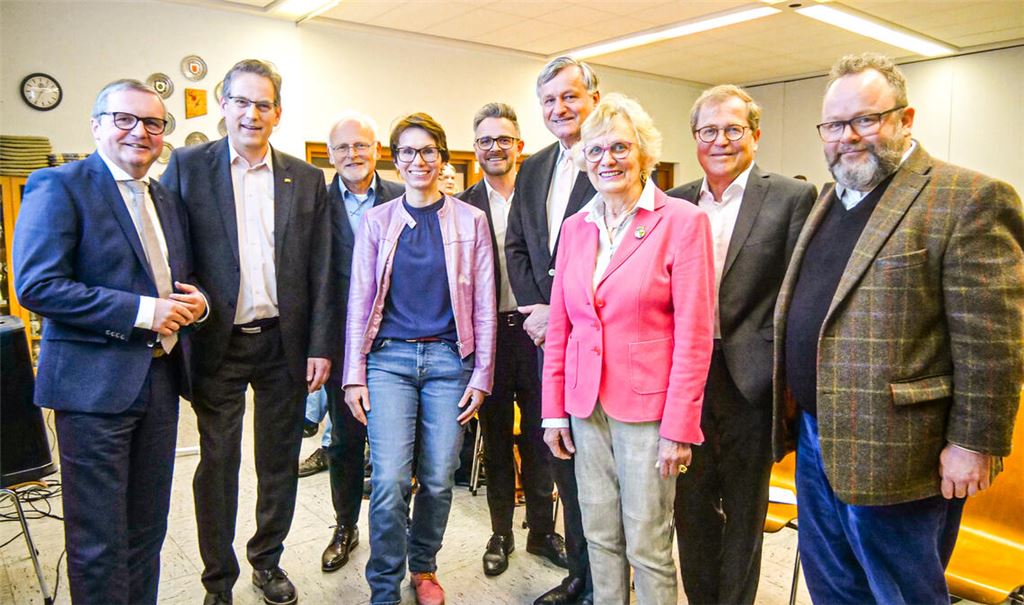 25 Jahre leitet der Fraktionsvorsitzende im Landtag, Dr. Hans-Ulrich Rülke (6.v.li.), den FDP-Kreisverband. Gefeiert wird das Jubiläum im Beisein vieler Wegbegleiter wie Ex-Ministerpräsident Stefan Mappus (li.) und Rülkes Stellvertreter im Kreisverband, Professor Dr. Erik Schweickert (2.v.li.). Foto: Friedrich