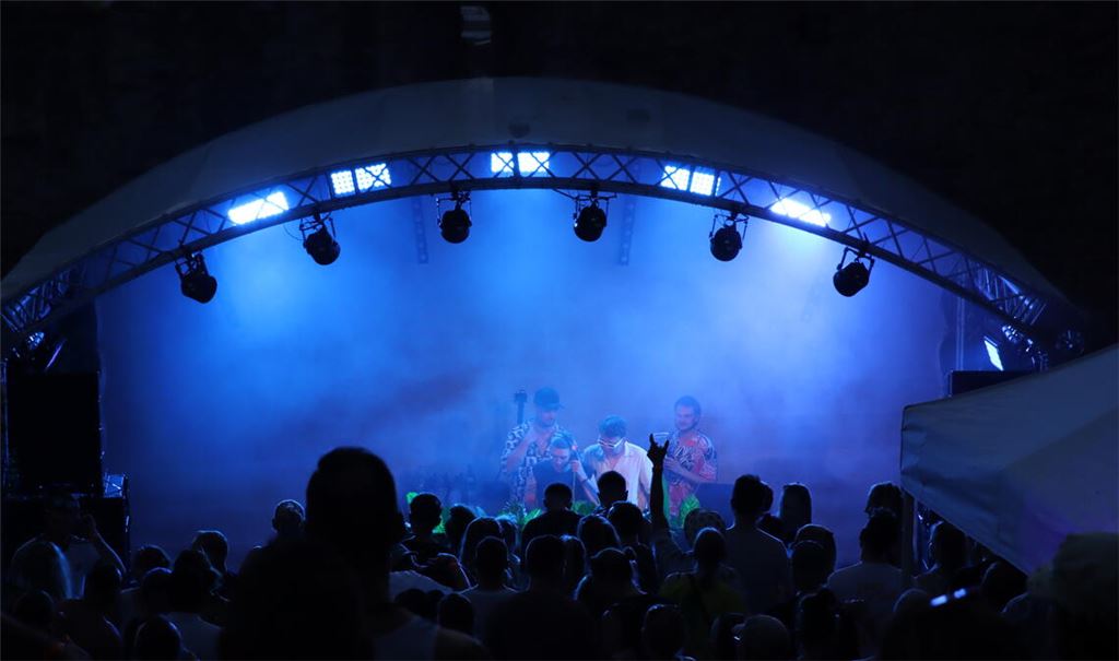 250 Gäste feiern in der Burgruine Löffelstelz zu elektronischen Klängen. Foto: privat