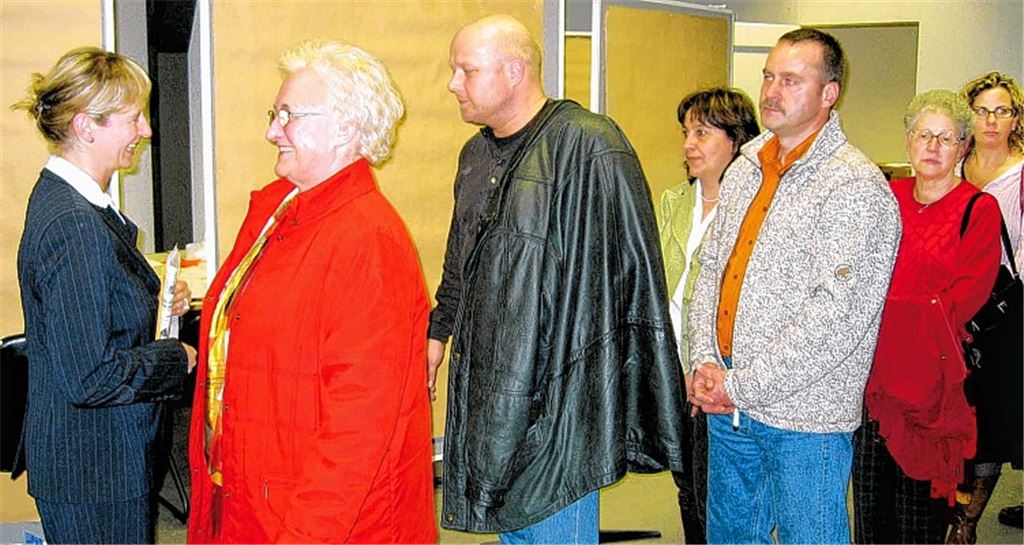 26. März 2006: Sigrid Hornauer nimmt die Glückwünsche zu ihrer Wahl entgegen.