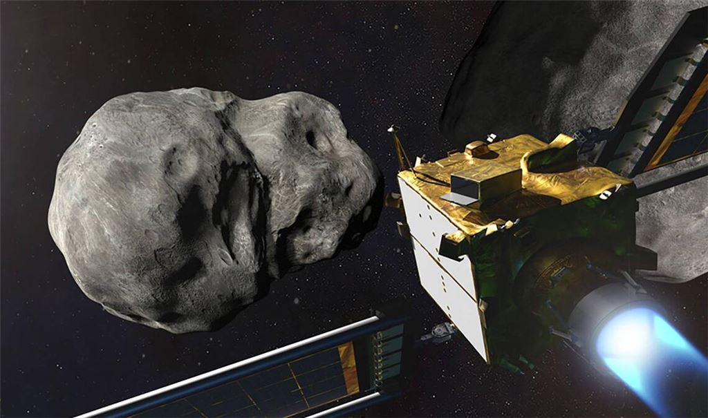 26. September 2022: Die 570 Kilogramm schwere Nasa-Raumsonde DART schlägt mit einem Tempo von über 23.000 Kilometern pro Stunde auf dem kleinen Mond Dimorphos (li.) ein und ändert wie erhofft dessen Umlaufbahn um den Asteroiden Didymos (re.).