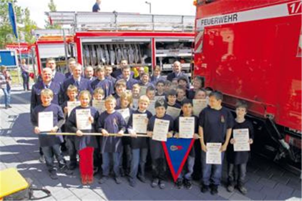 27 Jungs zwischen zehn und 14 Jahren sind urkundlich bestätigte Gründungsmitglieder der neuen Jugendfeuerwehr Illingen. Fotos: Hansen