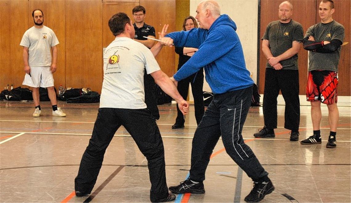 30 Prozent der Angriffe mit einem Messer enden tödlich, sagt Kampfsport-Guru Michael Grüner (re).