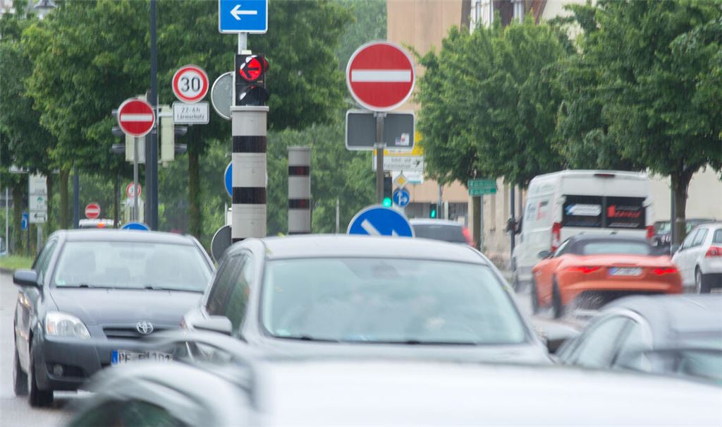 30 ganztags, 50 tags/30 nachts, 50 ganztags, 30 ganztags: Die wechselnden Geschwindigkeitsbegrenzungen auf der innerstädtischen B10 in Mühlacker vom Ortseingang aus Richtung Enzberg bis zum Ortsausgang auf Höhe des Senderhangs sind auf Kritik gestoßen. Foto: Fotomoment