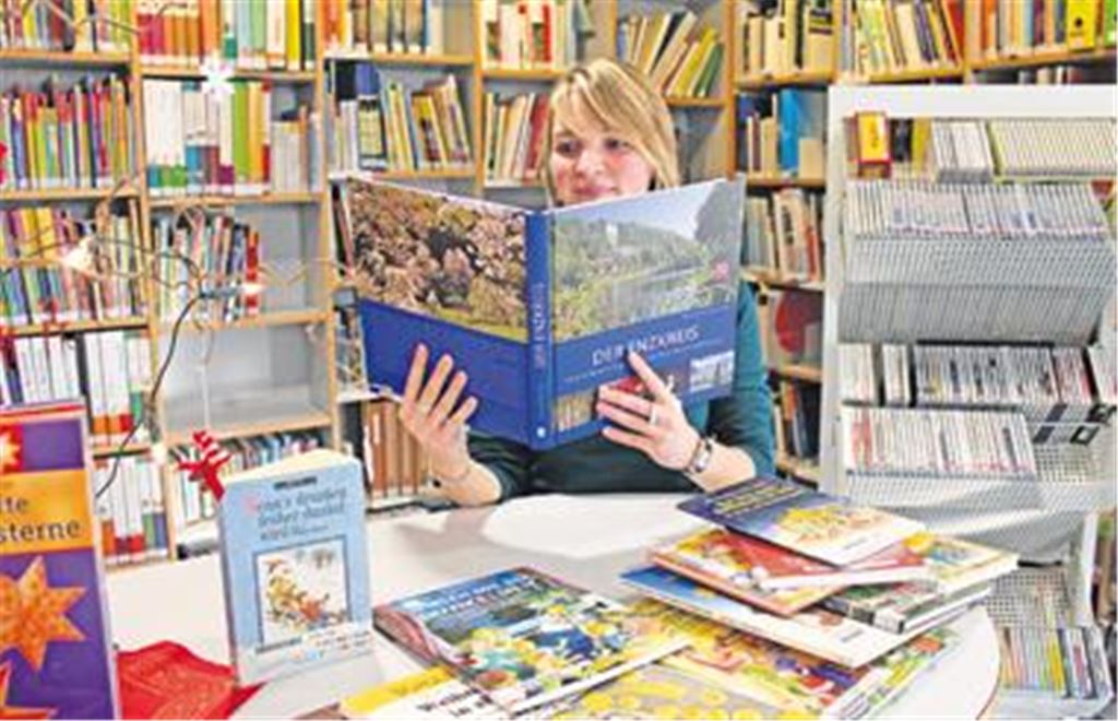 30000 Medien warten im Medienzentrum Pforzheim-Enzkreis auf Interessenten. 
Foto: Ochs