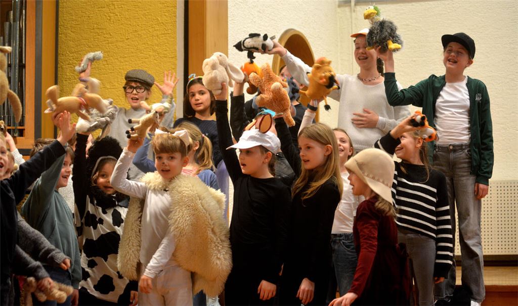 31 Kinder beeindrucken ihr Publikum mit dem Musical „Die Schöpfung wunderbar gemacht?!“.Foto: Stahlfeld