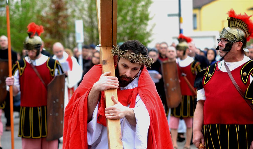 32 Kilo wiegt das Kreuz, das der Jesus-Darsteller trägt.
