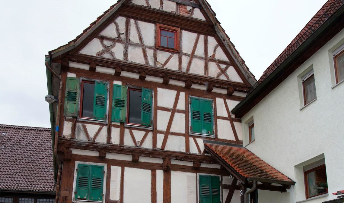 320 Jahre alt ist das Haus an der Kronengasse. Jetzt soll es denkmalgerecht saniert und damit neuer Wohnraum in Wiernsheim geschaffen werden. Foto: Tittel, Wiernsheim