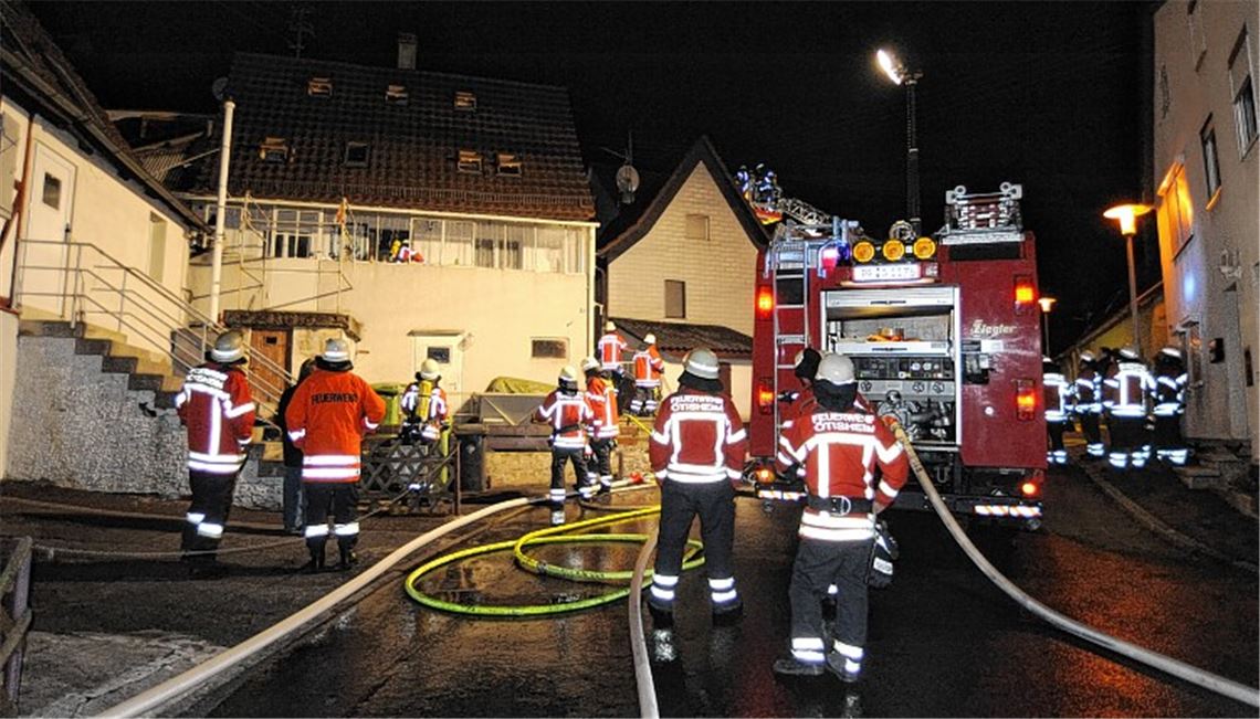 34 plus 12: Ein stattliches Aufgebot von freiwilligen Helfern der Feuerwehren aus Ötisheim und Mühlacker sieht sich in Ötisheim an der Straße „Im Besenrain“ mit einem Wohnhausbrand konfrontiert. Die Einsatzkräfte haben die Situation dank ihrer Hightech-Ausrüstung innerhalb von rund 20 Minuten unter Kontrolle. Gegen Mitternacht ist die Mission der Floriansjünger beendet. 
