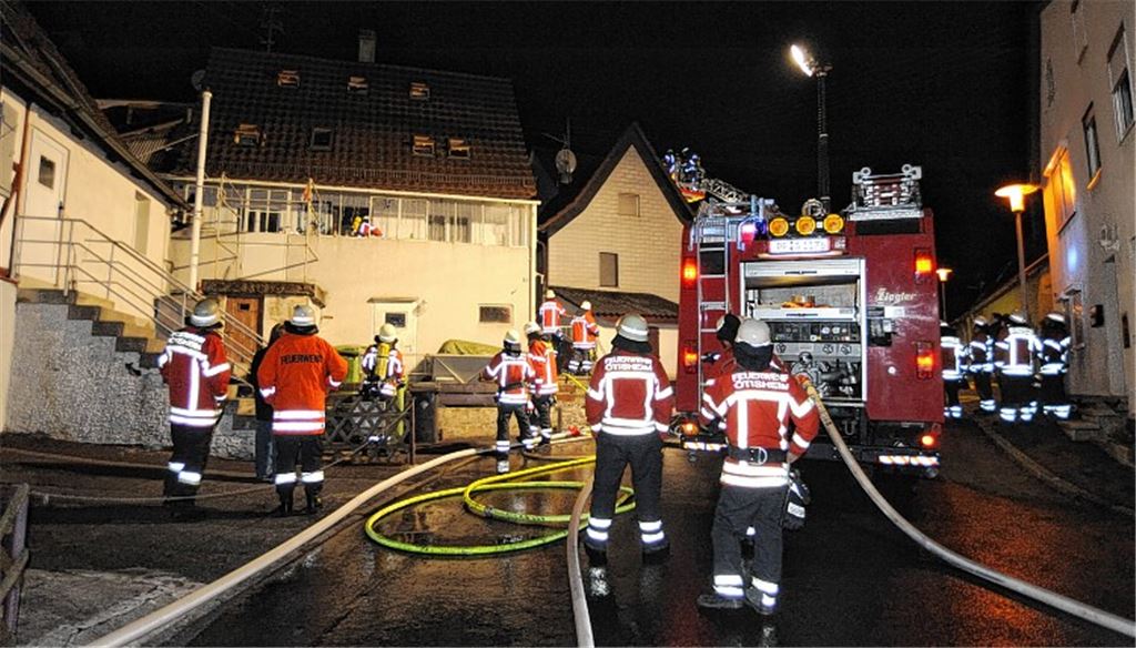 34 plus 12: Ein stattliches Aufgebot von freiwilligen Helfern der Feuerwehren aus Ötisheim und Mühlacker sieht sich in Ötisheim an der Straße „Im Besenrain“ mit einem Wohnhausbrand konfrontiert. Die Einsatzkräfte haben die Situation dank ihrer Hightech-Ausrüstung innerhalb von rund 20 Minuten unter Kontrolle. Gegen Mitternacht ist die Mission der Floriansjünger beendet. 