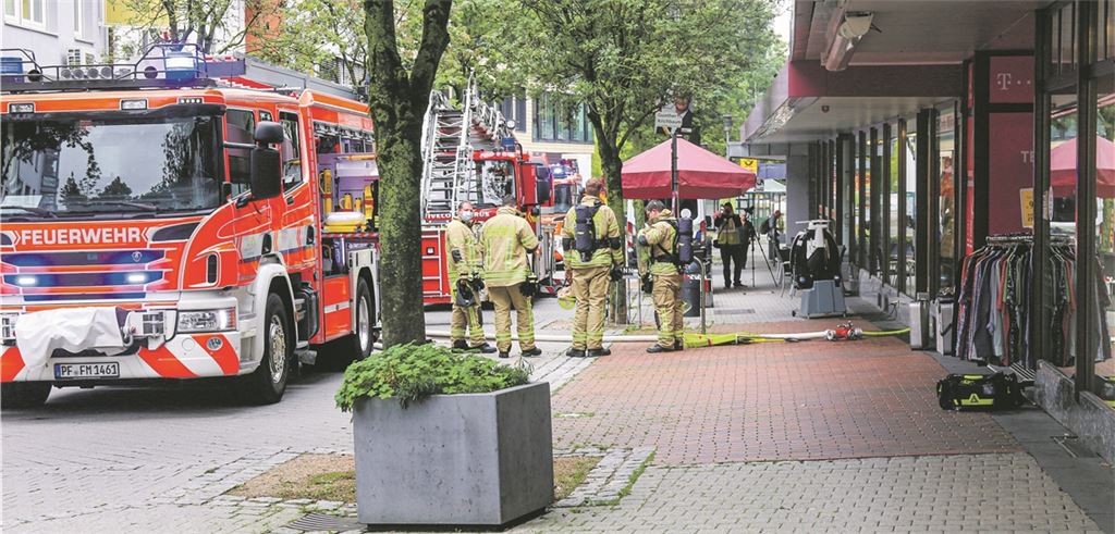 40 Feuerwehrleute in acht Fahrzeugen sind in die Fußgängerzone ausgerückt, weil sie zunächst von einem Brand in den Verkaufsräumen ausgehen müssen. Fotos: Wewoda