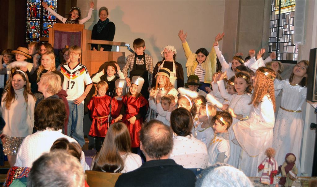 40 Jungen und Mädchen wirken beim Krippenspiel in der Illinger Cyriakus-Kirche mit und erzählen die Weihnachtsgeschichte auf eine ganz besonder Art. Foto: Stahlfeld