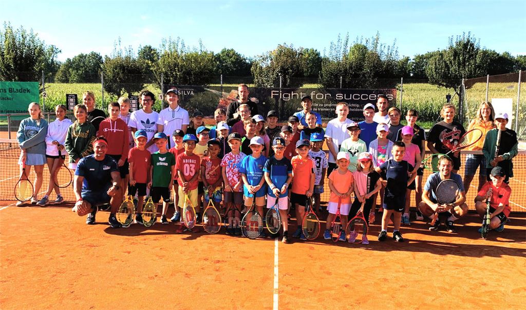 42 Kinder und Jugendliche sowie sieben Trainerinnen und Trainer sind beim Tenniscamp bei den Tennisfreunden Lienzingen im Einsatz. Fotos: privat/Klassen
