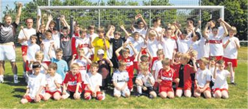 
44 Jungs und ein Mädchen besuchten am Wochenende das VfB-Fußballcamp in Großglattbach unter der Leitung von Günther Schäfer (2.v.l.). Foto: Stahlfeld
