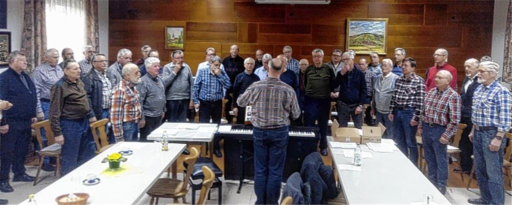 Männer trainieren ihre Stimmbänder