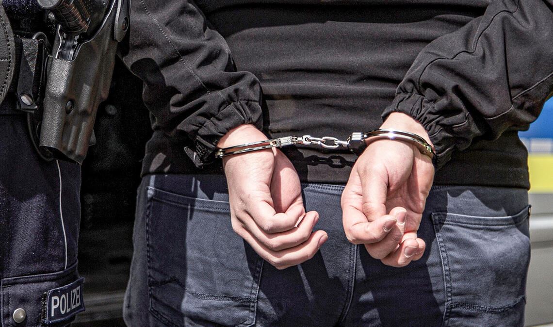 Gesuchter Mann fährt mit über vier Promille im Blut 46-Jähriger bei Alkoholfahrt ertappt. Der Mann wurde ohnehin gesucht, so dass die Handschellen klickten. Symbolfoto: Archiv/PropCop Effects, stock.adobe.com