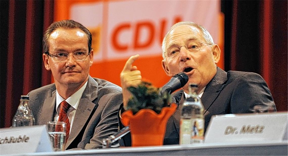 49 Stunden bevor die Wahllokale schließen, macht Wolfgang Schäuble deutlich, um was es aus seiner Sicht am 22. September geht. Deshalb solle die Erststimme an Gunther Krichbaum (li.) gehen und die Zweitstimme an die CDU. Foto: Fotomoment