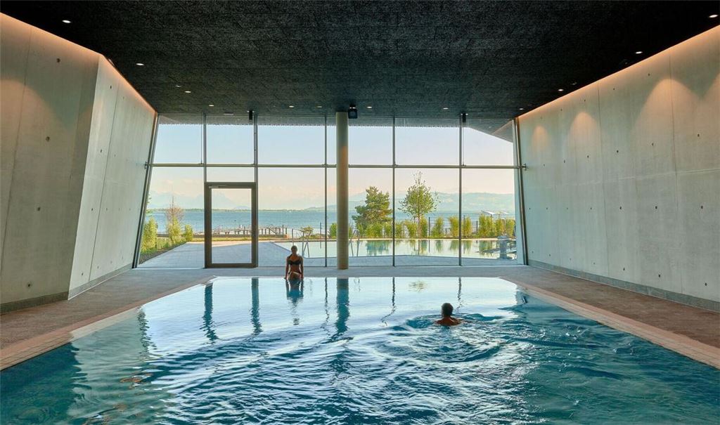 4a Architekten aus Stuttgart haben die Therme Lindau entworfen – für alle, die dort nicht draußen schwimmen mögen und auch nicht im Bodensee.