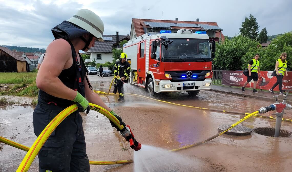 5. Juni 2022: Nachdem sich ein Gewitter entladen hat, spült die Feuerwehr den Schlamm von der Hauptstraße in Schützingen. Archivfoto: Hansen