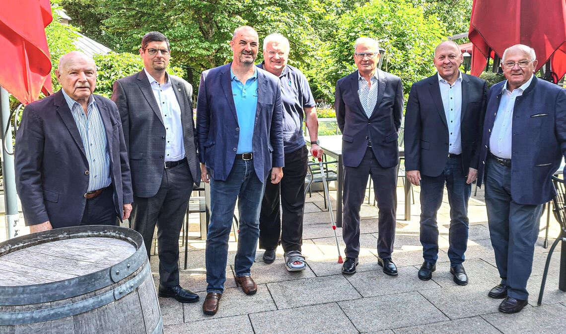 50 Jahre Kfz-Schiedsstelle Nordschwarzwald feiern (v.li.) Peter Sommer, Timo Gerstel, Matthias Morlock, Martin Lins, Jürgen Kellenberger, Eberhard Röller und Willi Klumpp. Foto: Jürgen Peche