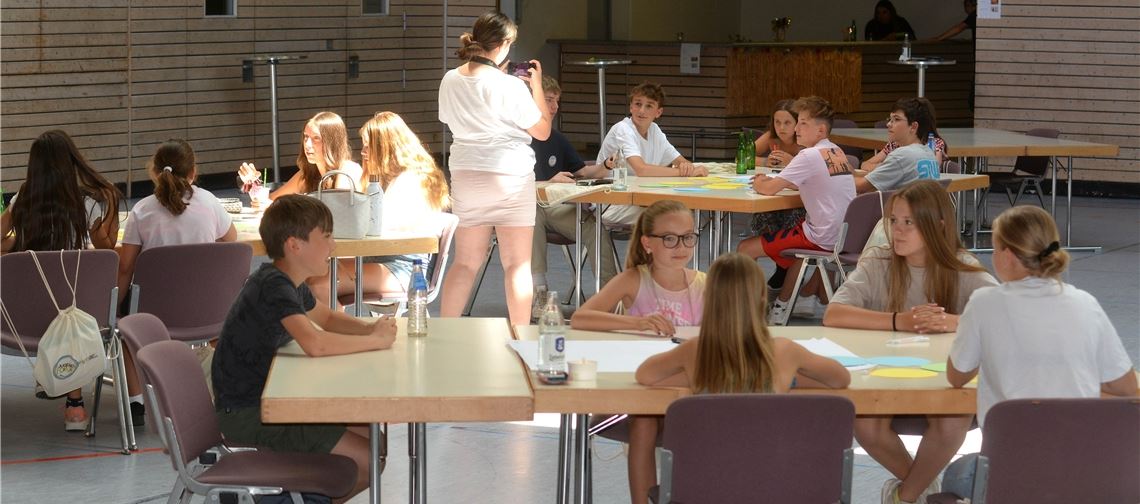 50 Kinder und Jugendliche im Alter zwischen zehn und 21 Jahren kommen in der Lindenhalle zusammen, um beim Jugendforum mitzureden. Fotos: Stahlfeld