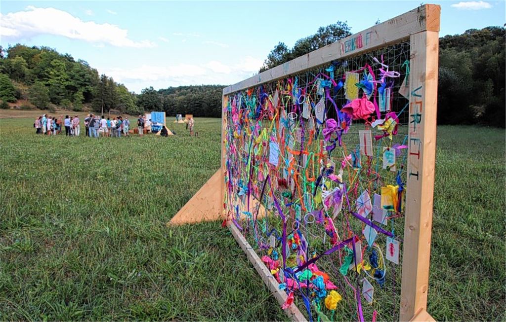 Kunst auf der Wiese soll für Aha-Effekt sorgen