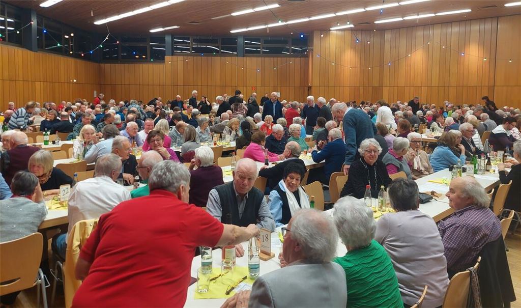 500 Gäste in der Ötisheimer Erlentalhalle genießen die Kombination aus Musik und Kulinarik.