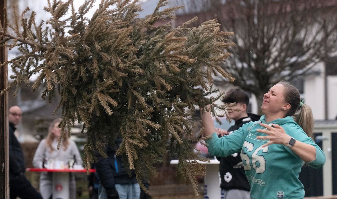 5,10 Meter weit wirft Daniela Kurz den Weihnachtsbaum. Foto: Fotomoment