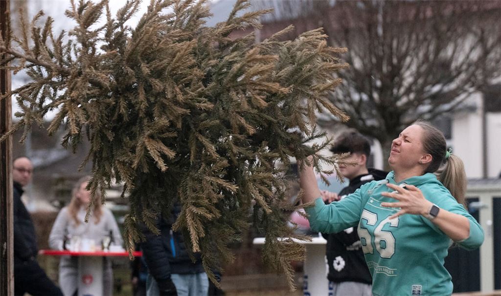 5,10 Meter weit wirft Daniela Kurz den Weihnachtsbaum. Foto: Fotomoment