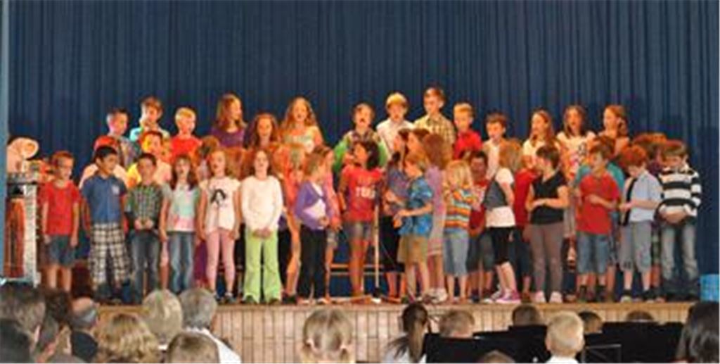 57 Mädchen und Jungen besuchen die Grundschule in Zaisersweiher. Sie alle beteiligen sich an der Geburtstagsfeier 50 Jahre Willy-Schenk-Schule in der Festhalle. 
Foto: Stahlfeld