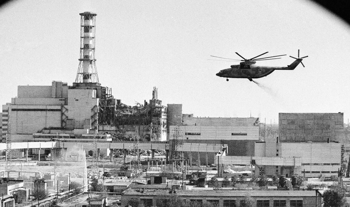 6. Mai 1986: Ein Hubschrauber wirft Sand über dem havarierten Reaktor 4 des Kernkraftwerks von Tschernobyl ab.