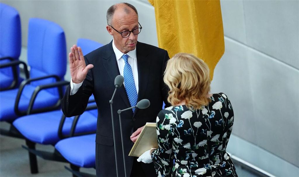 6. Mai 2025, Berlin: Der damals neu gewählte Bundeskanzler Friedrich Merz (CDU, li.) legt vor Bundestagspräsidentin Julia Klöckner (CDU) im Bundestag bei der Vereidigung den Amtseid ab.
