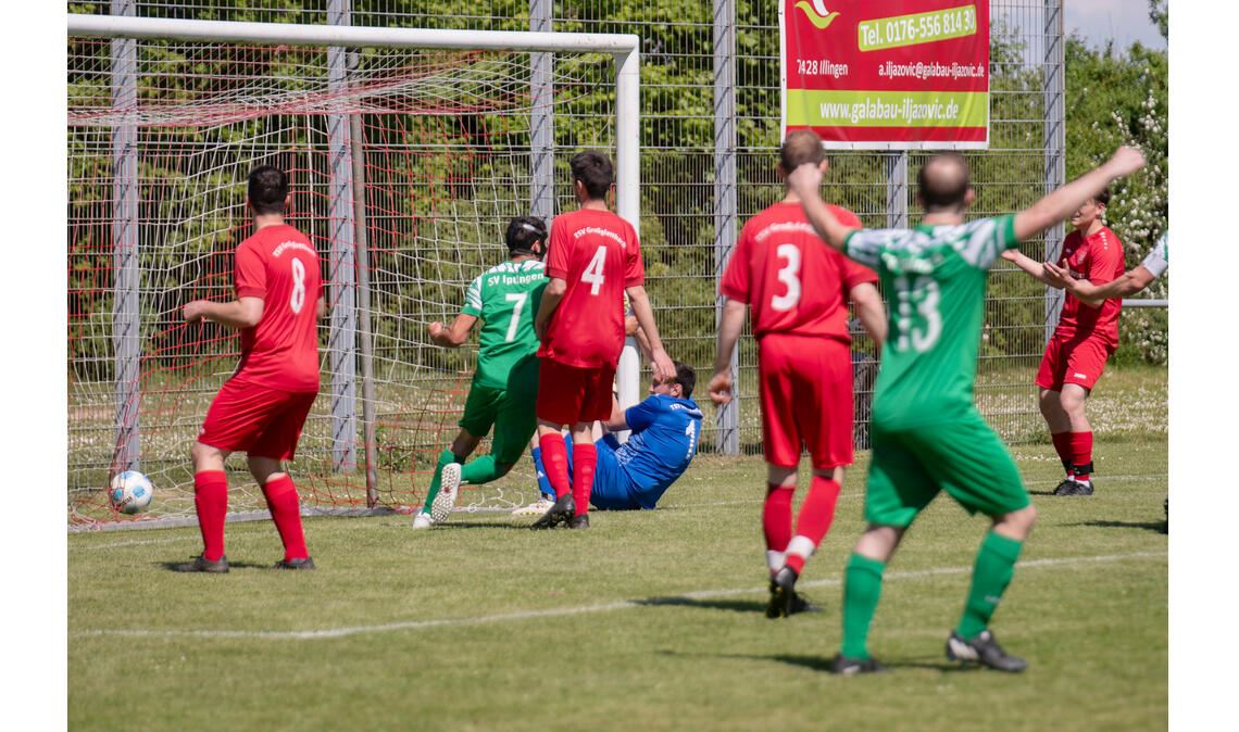 6. Minute: Alexander Huber trifft zum zwischenzeitlichen 2:0 für Iptingen. Foto: Fotomoment