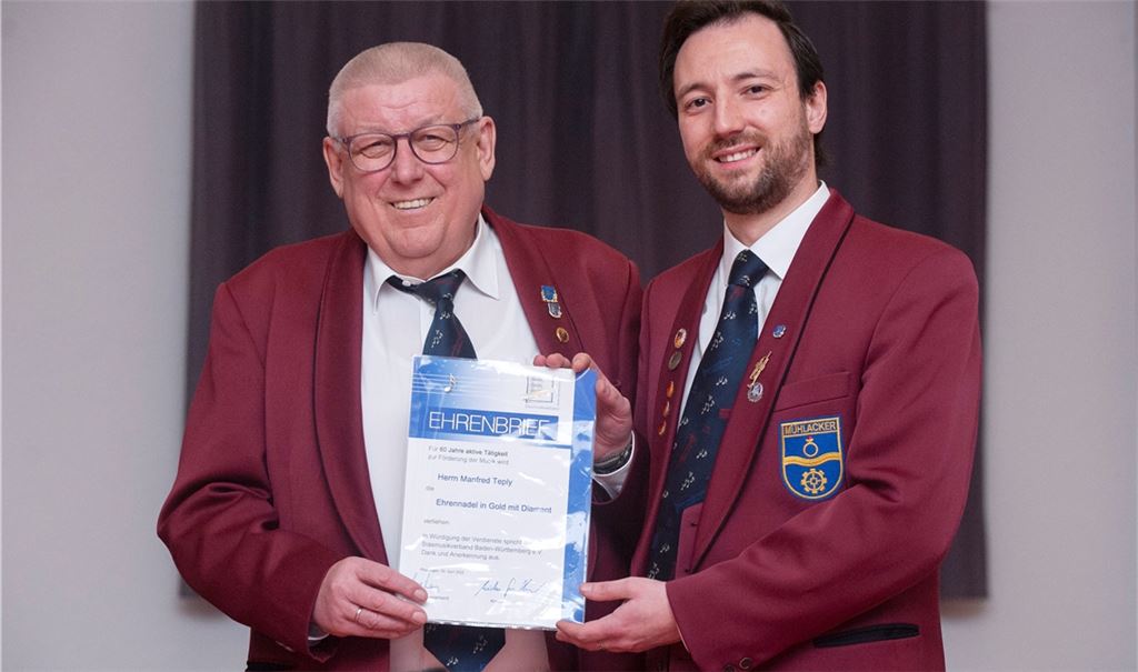 60 Jahre aktiv: Manfred Teply wird von Stefan Bosch (re.) geehrt. Foto: Fotomoment