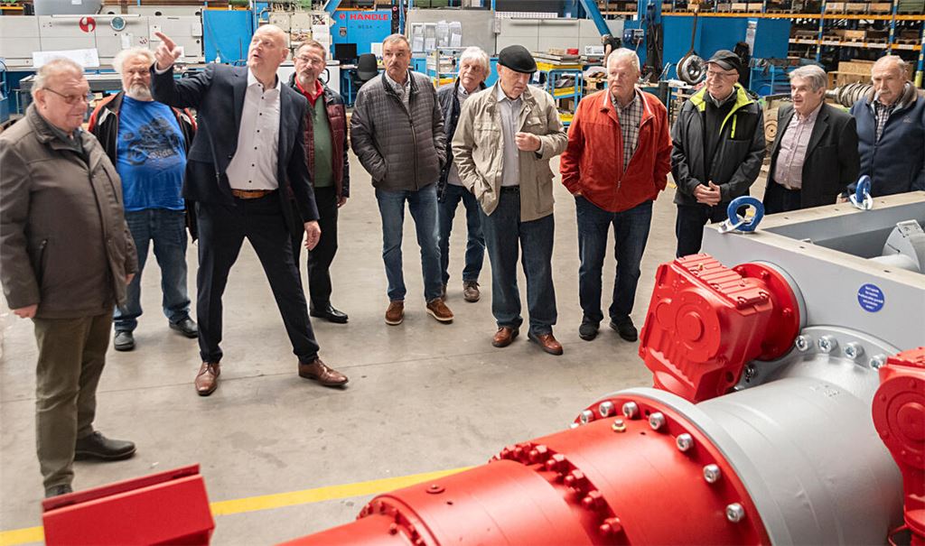 60 Jahre später: Der technische Geschäftsführer Andreas Treut (3.v.li.) führt die früheren Auszubildenden durch „ihre“ Firma Händle. Fotos: Fotomoment/Händle
