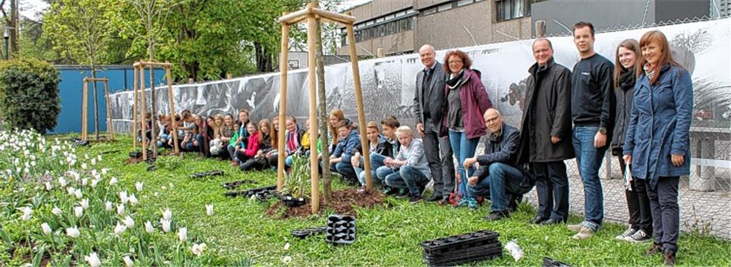 60 Meter lang ist das Kunstbanner, das gestern von Schülern des THG am Zaun zum Gartenschaugelände hin aufgehängt wurde. Foto: Schröder