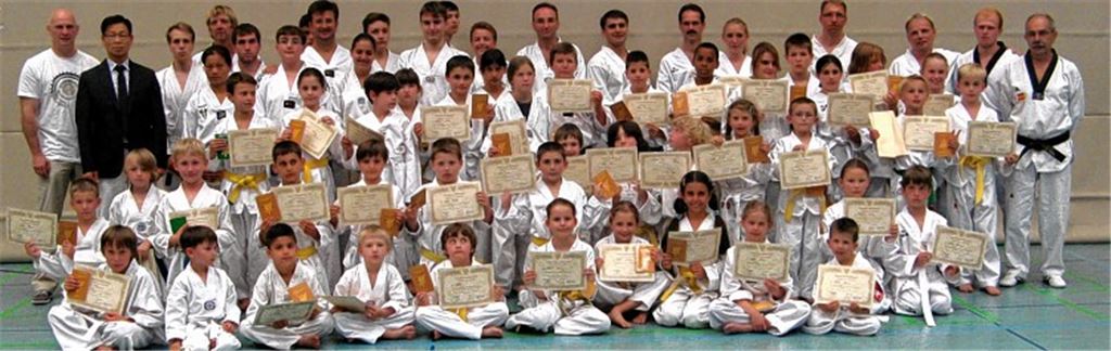 60 Taekwondo-Sportler aus Mühlacker und Wiernsheim bestehen bei Großmeister Kum-Sik Kwak[[br]](2. v. li.) die Gürtelprüfungen zu neuen Schülergraden. Foto: privat