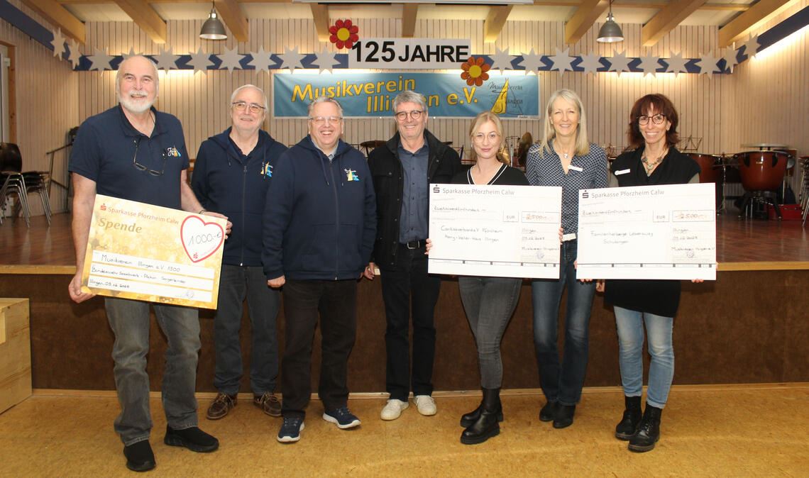 6000 Euro an Spenden übergeben der Kassierer des Musikvereins Illingen, Stefan Dagenbach, der zweite Vorsitzende Erich Santi und der Vorsitzende Reimund Scheytt im Beisein von Bürgermeister Armin Pioch an Louise Pfeiffer vom Caritasverband Pforzheim sowie Andrea Kienzle und Sonja Mede von der Familienherberge Lebensweg (v.li.). Foto: Prokoph