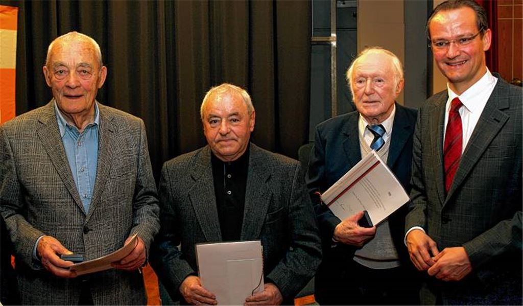 65 Jahre Treue zur CDU: Gunther Krichbaum ehrt im Mühlacker Uhlandbau die langjährigen Parteimitglieder (v. li.) Fritz Wurster, Wolfgang Schlensog und Arthur Klingel.
