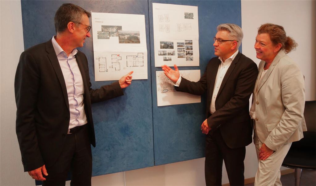 67 neue Wohnungen im Jahr 2025: Das wollen die Volksbank-Vorstände Ralf Günther-Schmidt (li.) und Andreas Thorwarth sowie die Bürgermeisterin von Niefern-Öschelbronn, Birgit Mertens, mit einem Wohnbauprojekt in Niefern-Vorort erreichen. Foto: Friedrich