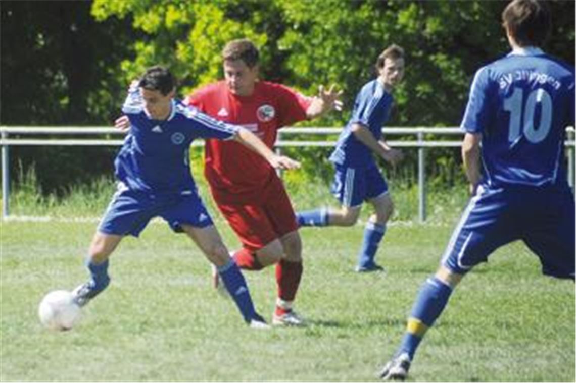 70 Minuten lang steht es in Illingen 0:0, dann bringen zwei Elfmeter den TSV Wiernsheim (in Rot) auf die Verliererstraße.
Foto: Fotomoment