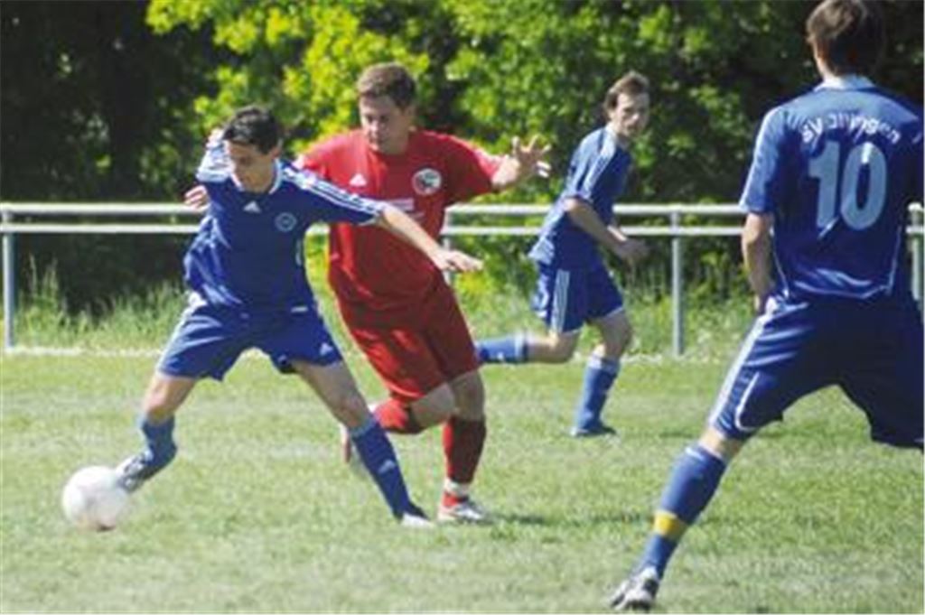 70 Minuten lang steht es in Illingen 0:0, dann bringen zwei Elfmeter den TSV Wiernsheim (in Rot) auf die Verliererstraße.
Foto: Fotomoment