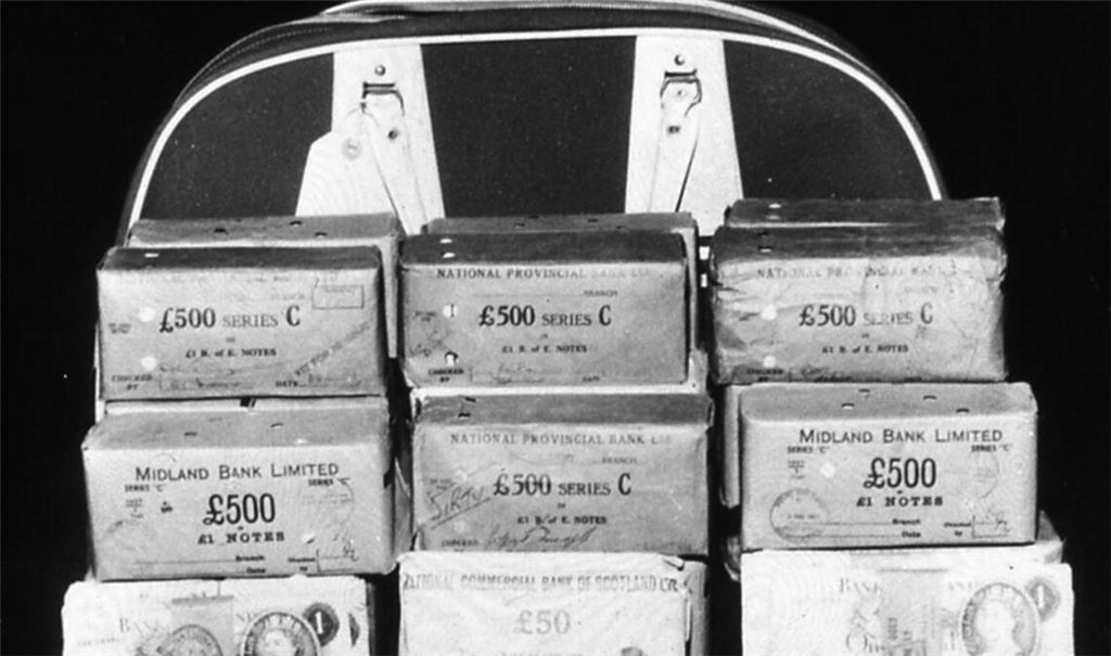 8. August 1963 – The Great Train Robbery: Eine Gruppe von Kriminellen führt  einen minutiös geplanten Überfall auf einen Postzug von Glasgow nach London aus. Sie machen Millionenbeute und werden zur Legende.