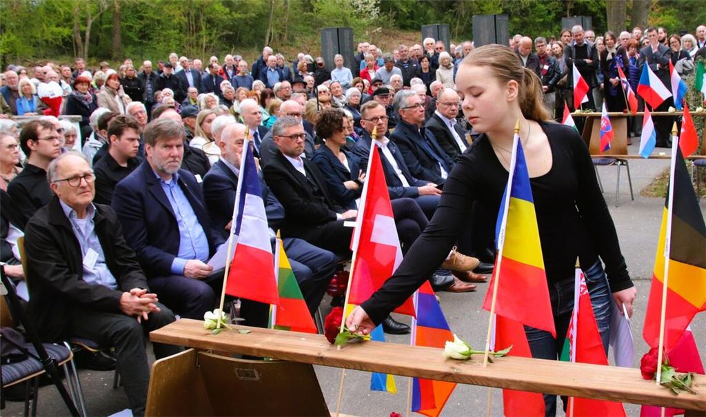 80 Jahre nach der Befreiung des KZ „Wiesengrund“ in Vaihingen: Zum Gedenken an die Opfer aus 24 Nationen werden symbolisch Blumen abgelegt. Foto: Arning