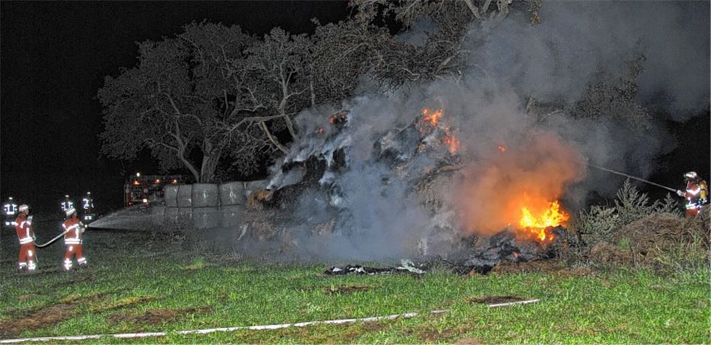 80 Strohballen stehen in Flammen