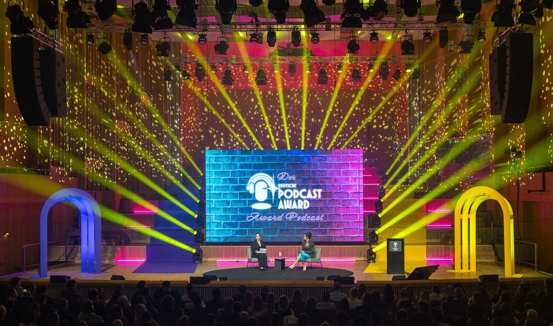 800 Gäste feierten in Berlin den ersten Deutschen Podcast Award.