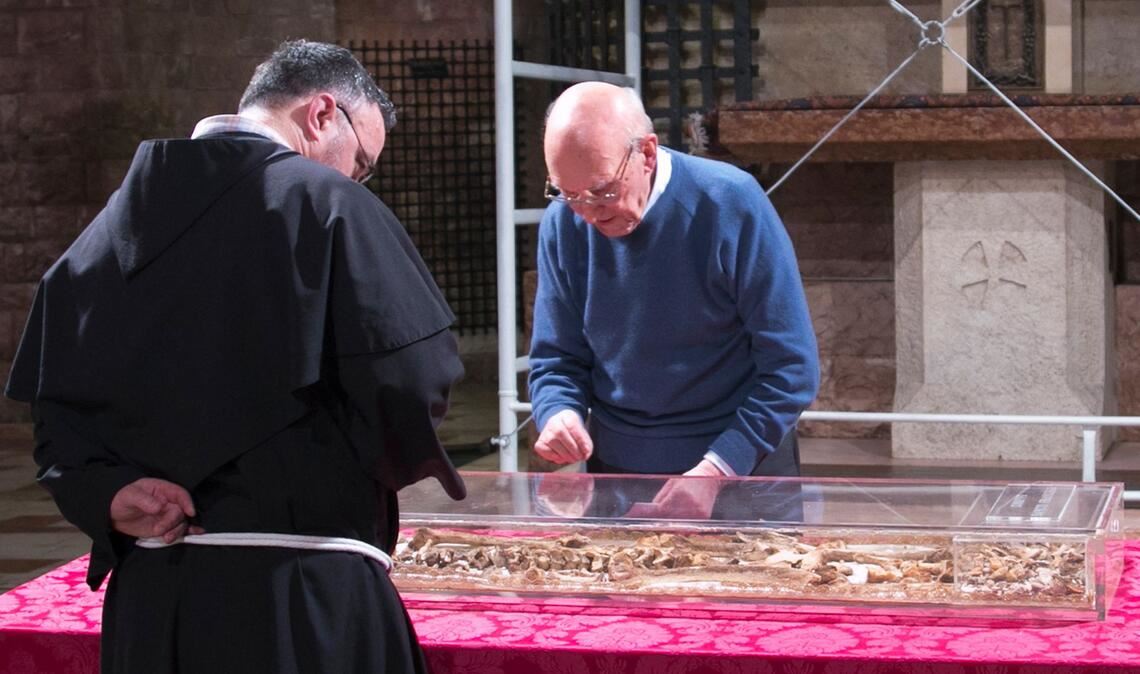 800 Jahre nach seinem Tod werden die Gebeine des Heiligen Franziskus zur Schau gestellt. Vor vielen Jahren wurden sie hier schon mal inspiziert. (Archivbild)