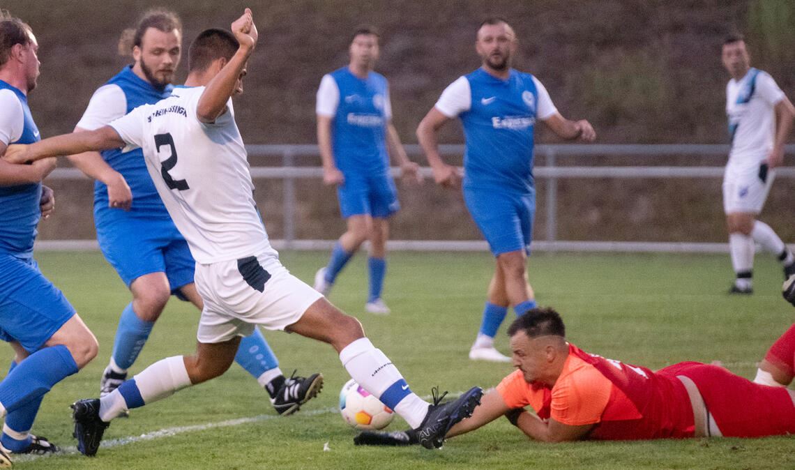 SV Iptingen verspielt Drei-Tore-Führung 91 Minuten lang hält der SV Illingen (in Blau) gegen den Bezirksligisten Bietigheim-Bissingen aufopferungsvoll dagegen – der Nackenschlag ereilt die Gastgeber in der Nachspielzeit.