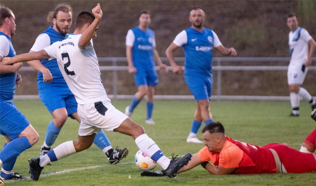 91 Minuten lang hält der SV Illingen (in Blau) gegen den Bezirksligisten Bietigheim-Bissingen aufopferungsvoll dagegen – der Nackenschlag ereilt die Gastgeber in der Nachspielzeit.