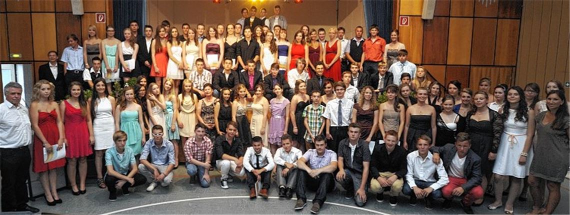 94 Realschüler und 15 Werkrealschüler nehmen Abschied von der Dr.-Johannes-Faust-Schule in Knittlingen. Viele von ihnen besuchen jetzt weiterführende Schulen. Foto: Fotomoment